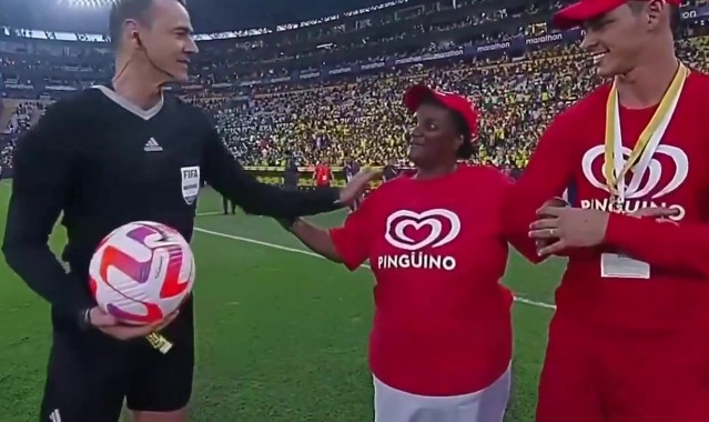 英雄联盟积分排名-感动！😭凯塞多妈妈为厄瓜多尔比赛送球，球员跑向妈妈深情拥抱