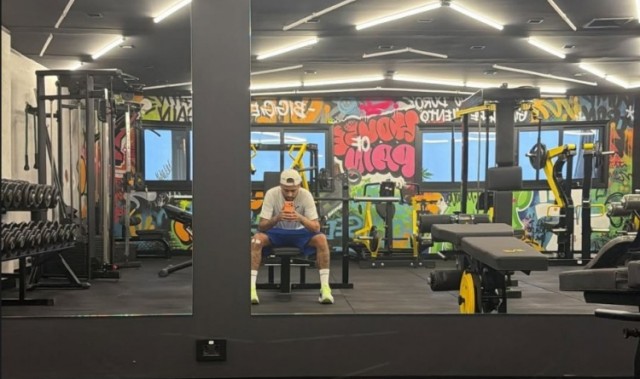 练起来！内马尔社媒晒健身房内自拍照片