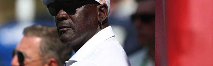 英雄联盟积分排名-天价！乔丹首张体育画报封面拍出22.9万美元，创杂志收藏纪录|迈克尔|迈克尔·乔丹|nba|评级|大学_新浪新闻