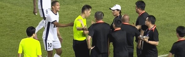 这？梅州教练组对判罚不满，一位工作人员直接给裁判下跪