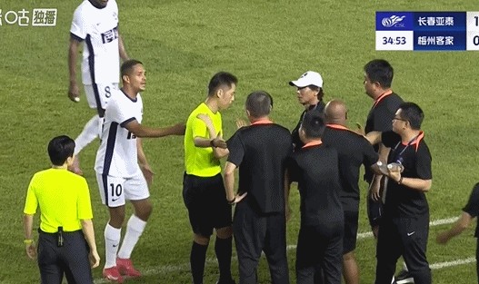 这？梅州教练组对判罚不满，一位工作人员直接给裁判下跪